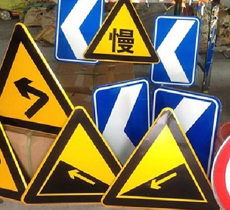 长顺标识标牌中颜色的确定是很重要的。